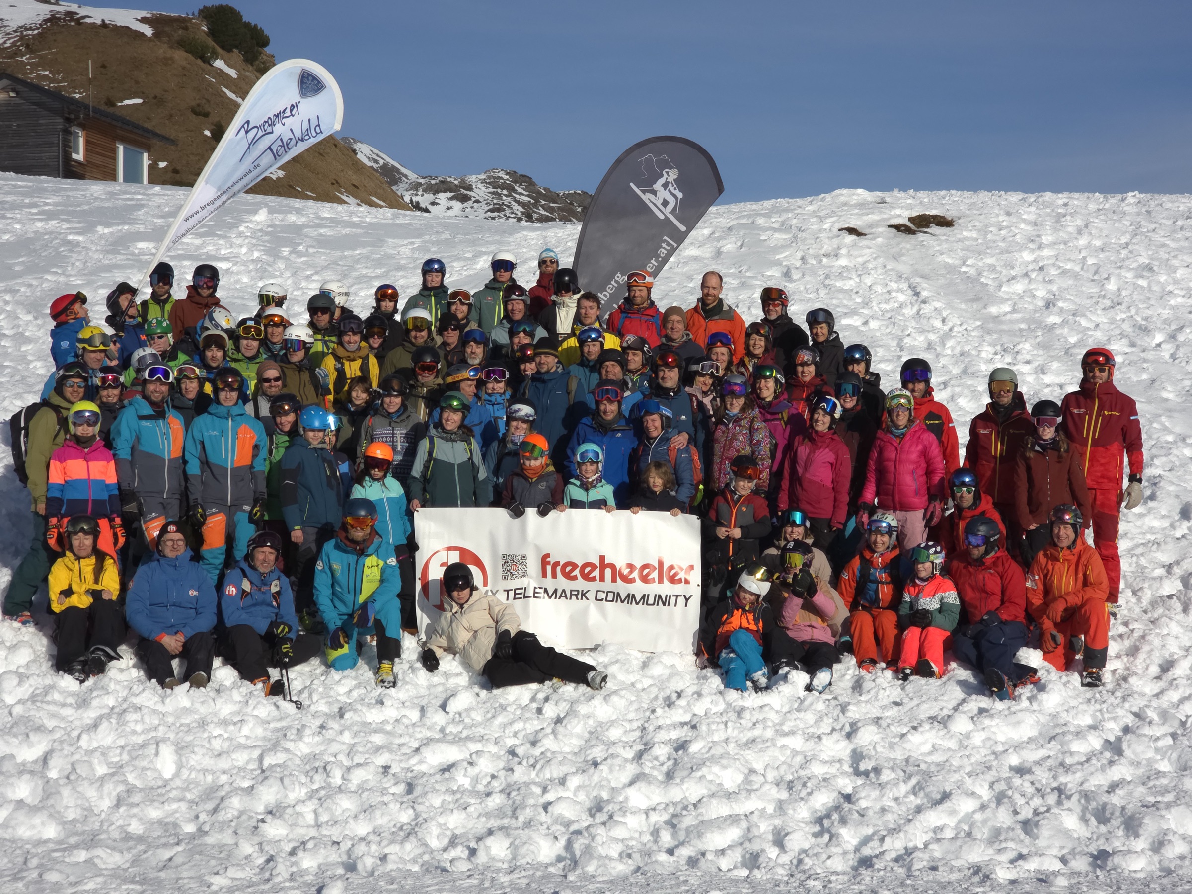 Große Telemark-Community-Gruppe mit Freeheeler-Bannern in Warth-Schröcken — Bregenzer Telewald